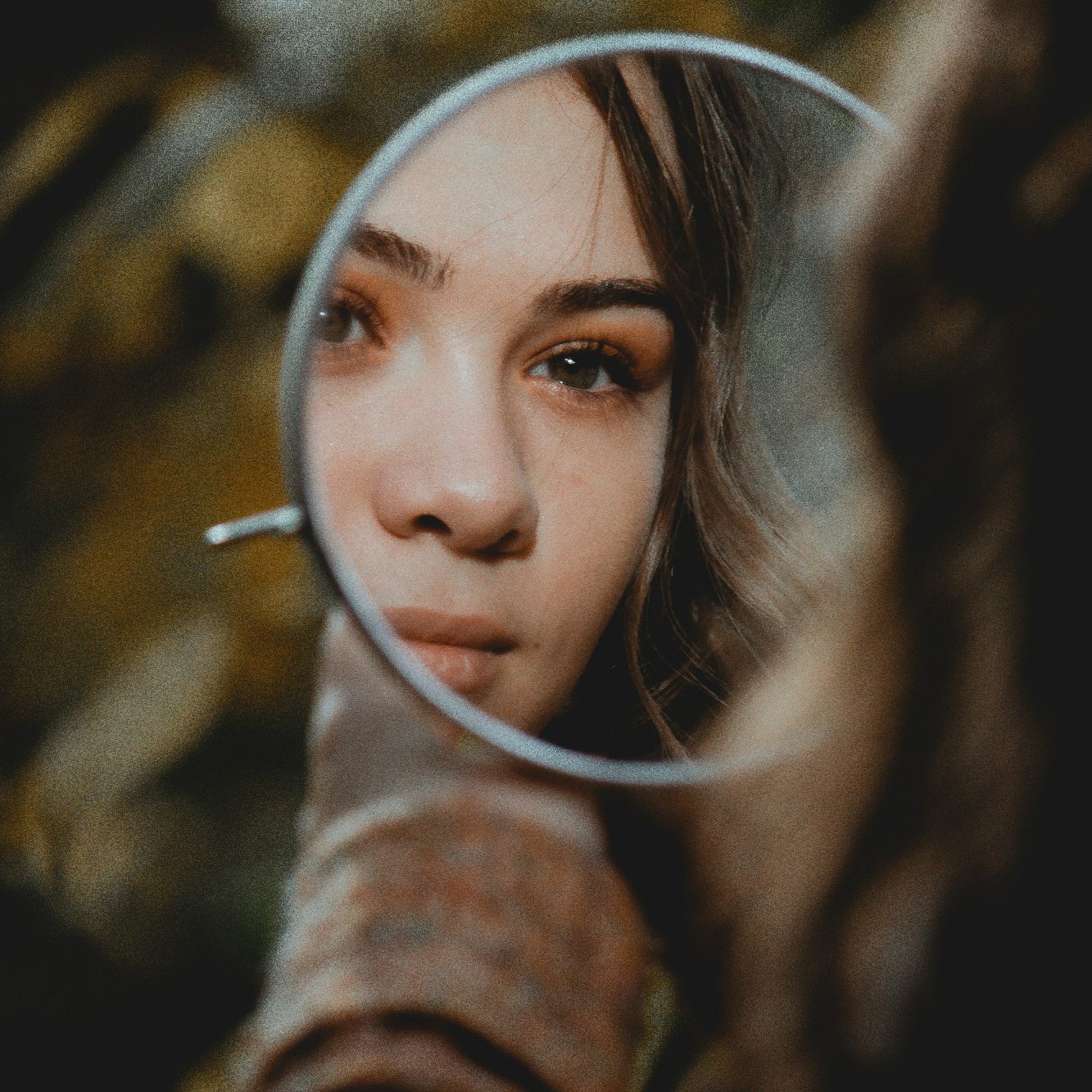Foto von unsplash. Elisa photography Foto Frau schaut in Spiegel.