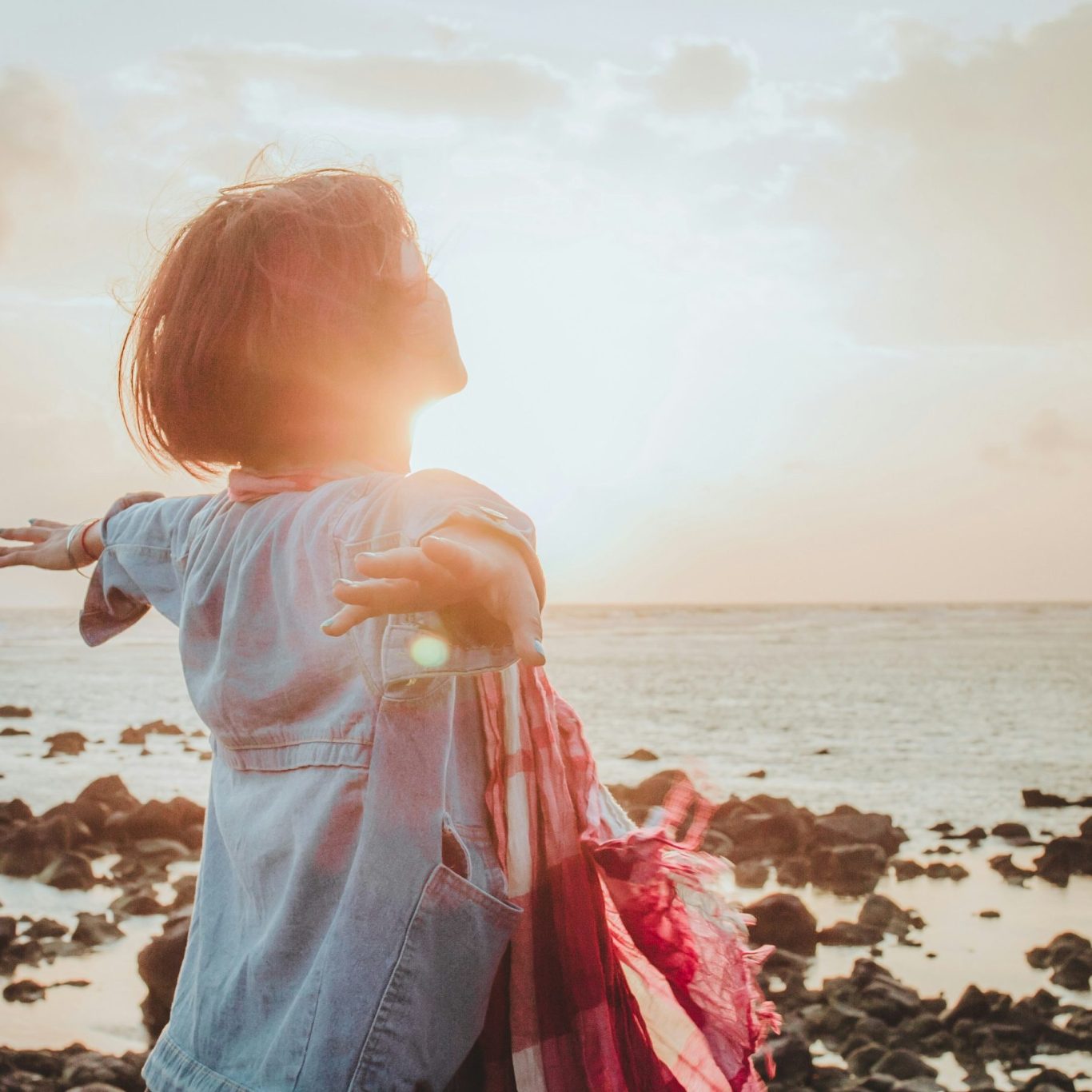 Foto Frau mit ausgestreckten Armen am Meer.Fotograf fuu-j-r2nJPbEYuSQ von unsplash.com Foto Frau mit ausgestreckten Armen am Meer. Fotograf fuu-j-r2nJPbEYuSQ von unsplash.com